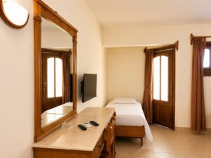 Triple Room Sea View Desk and Amenities – Dyarna Hotel Dahab