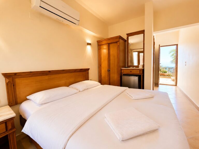 Single sea view room with double bed, open balcony overlooking the sea, and wooden wardrobe at Dyarna Hotel Dahab